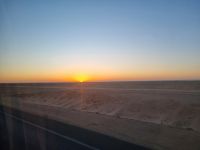 Sonnenaufgang in der Wüste zwischen Assuan und Abu Simbel