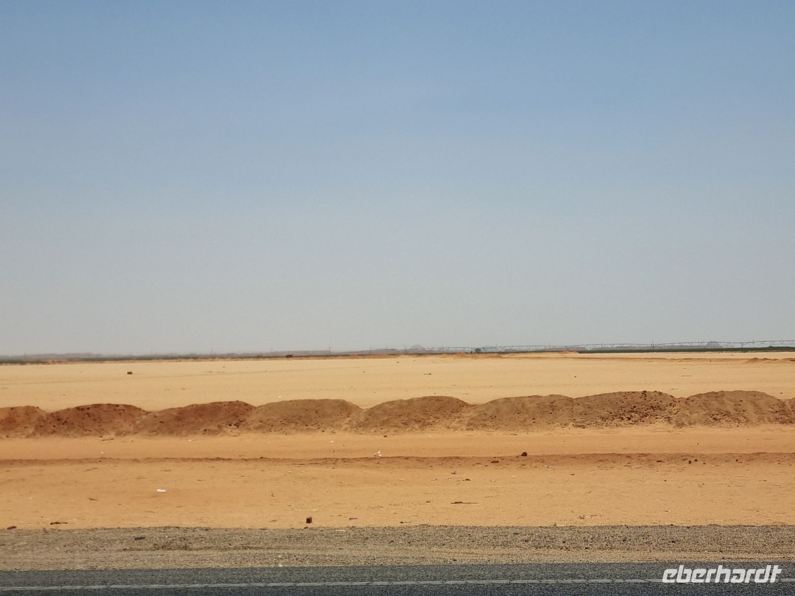 Wüstensand zwischen Assuan und Abu Simbel
