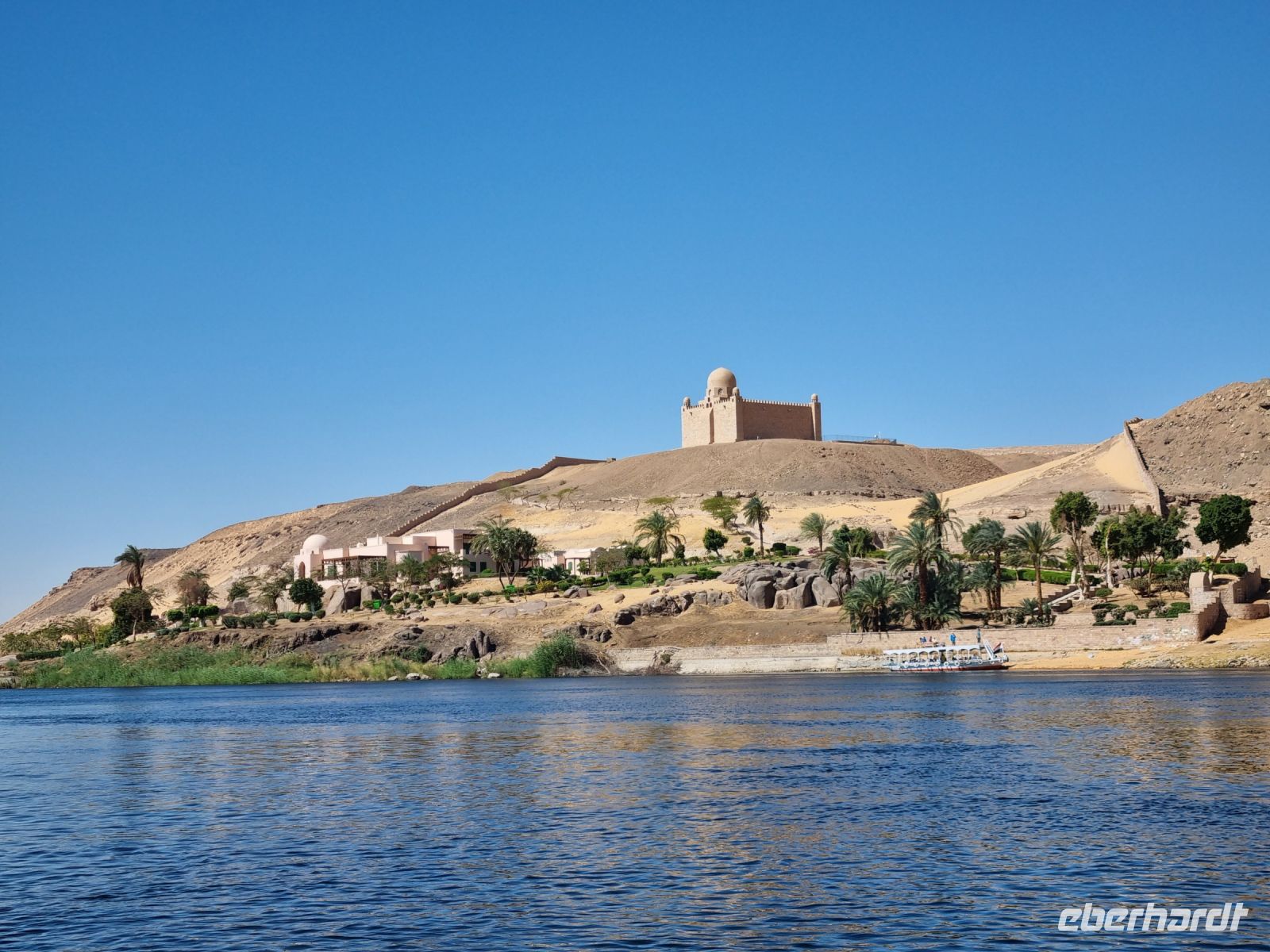 Motorbootsfahrt zum Nubischen Dorf Nagaa Al Mahata... (Agha-Khan-Mausoleum)