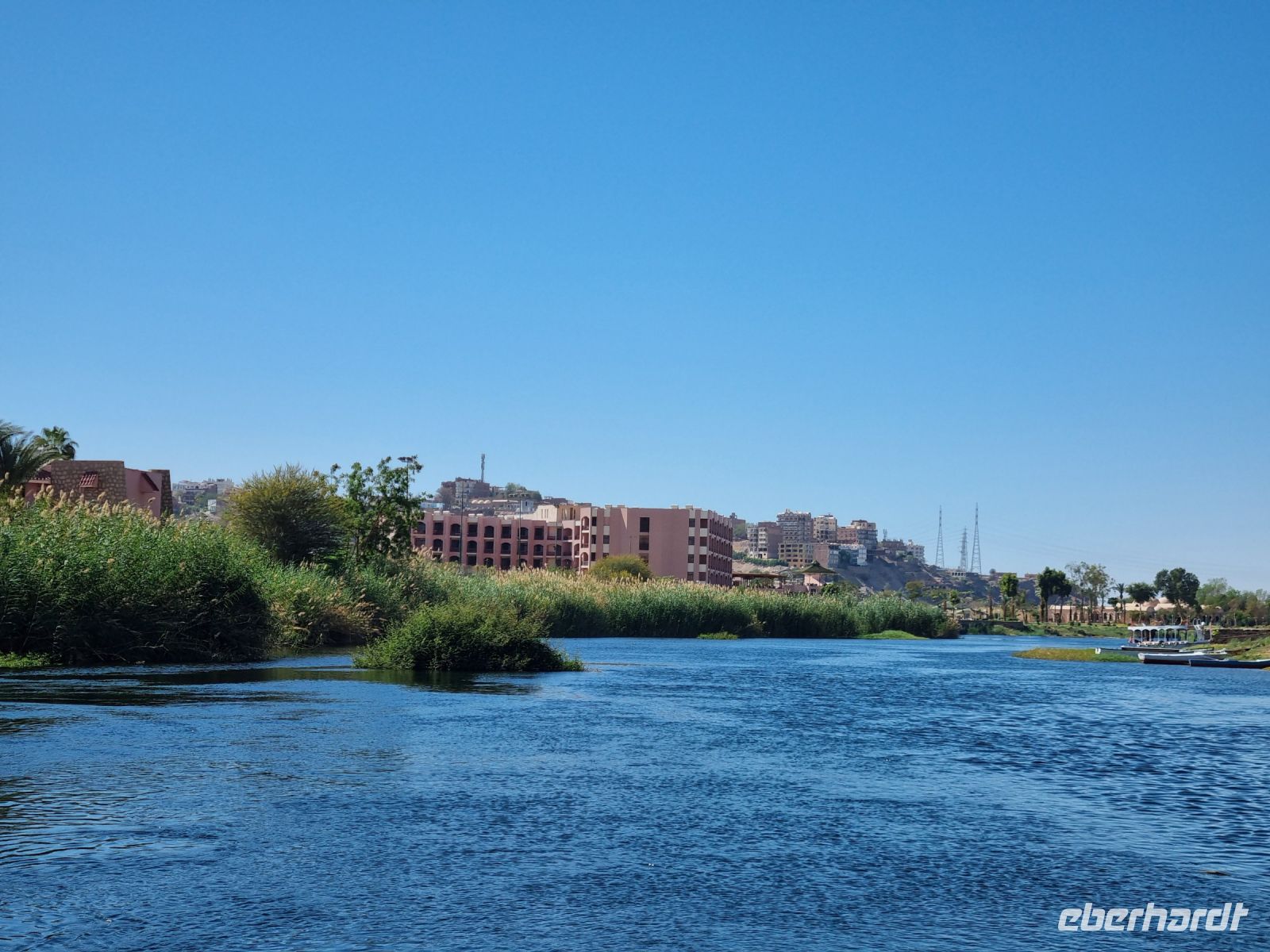 Motorbootsfahrt zum Nubischen Dorf Nagaa Al Mahata...