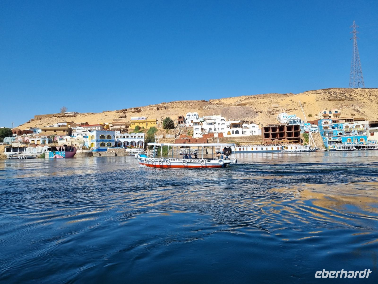 Motorbootsfahrt zum Nubischen Dorf Nagaa Al Mahata...