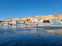 Motorbootsfahrt zum Nubischen Dorf Nagaa Al Mahata...