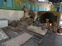 Mittagessen in Restaurant mit Bauern - Fladenbrot backen