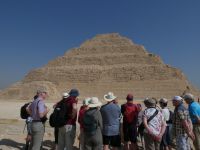 Vor der Stufenpyramide von König Djoser