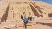 Reiseleiter Essam vor dem Tempel Ramses II, Abu Simbel