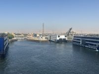 Anstehen an der Schleuse 