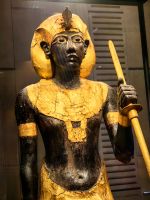 Statue des altägyptischen Pharao Tutanchamun 