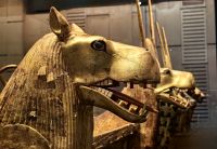 Figuren an den Pharaonensänften, Kairo