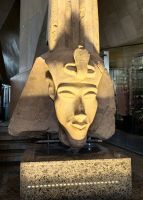 Kopf des Echnaton im Neuen Ägyptischen Museum in Kairo