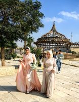 Und die schick gekleidete Brautgesellschaft