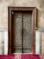 Kunstvolle Tür in der Sultan Hassan Moschee in Kairo