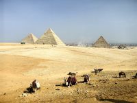 Die berühmten Pyramiden von Gizeh und dahinter Kairo