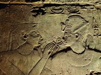 Echnaton hält Nofretete das Ankh-Zeichen, Symbol des Lebens, an die Nase, Luxor