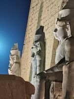 Statuen am Eingang von Luxor