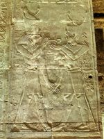 Falkenköpfiger Gott Montu übergibt das Anch-Zeichen an einen Pharao