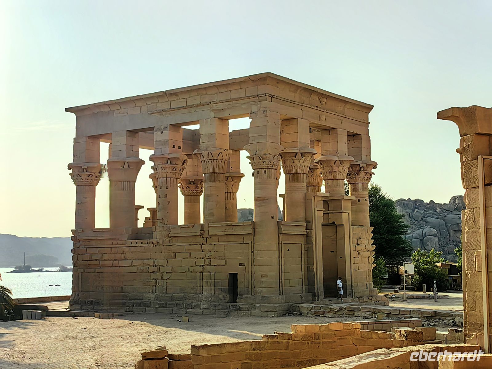 Morgens am Philaetempel, Trajans-Kiosk