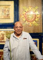 Essam, unser Reiseleiter, mit einem Papyrusstängel