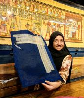 Papyrusstreifen werden vor dem Pressen zusammengefügt