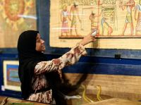 Wir bekommen die Herstellung von Papyrus erklärt, Assuan