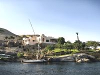 Wir schippern auf dem Nil entlang mit einem kleinen Boot