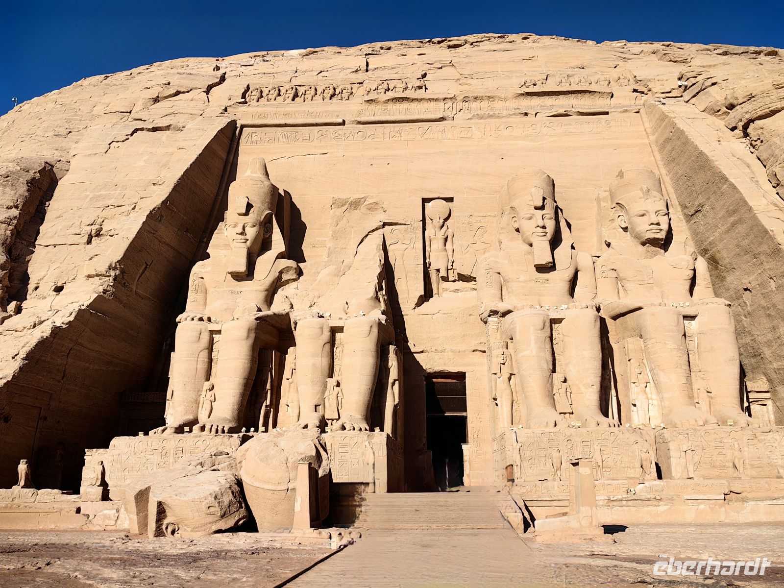 Riesige Ramsesstatuen am Tempel von Abu Simbel