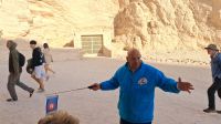 Reiseleiter Essam erklärt das Tal der Könige &ndash; &copy; Anette Rietz (Eberhardt TRAVEL)