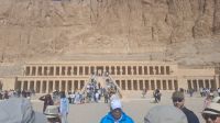Essam vor Tempel Hatschepsut &ndash; &copy; Anette Rietz (Eberhardt TRAVEL)