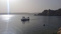 Motorboot vor Isis Tempel, Philae Insel, Assuan &ndash; &copy; Anette Rietz (Eberhardt TRAVEL)
