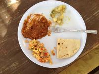 Lecker Bohnen, Ei, Kartoffelsalat und Fladenbrot