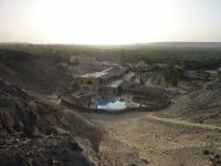 Blick vom Berg auf den Pool unserer Lodge und im Hintergrund die Oasenlandschaft