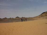 hier flog der Hut von Rudolf davon, Awad und Mahmoud haben ihn gerettet