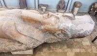 Liegende Ramses Statue in Memphis