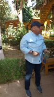 Reiseleiter Essam erklärt im Botanischen Garten, Assuan, Felukkenfahrt