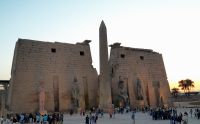 Vor dem Luxor Tempel