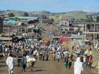 Dorfdurchfahrt im äthiopischen Hochland &ndash; &copy; Jürgen Schmeißer (Eberhardt TRAVEL)