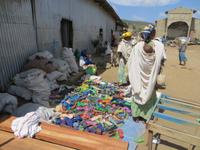 Markt in Axum: Schuhverkauf &ndash; &copy; Jürgen Schmeißer (Eberhardt TRAVEL)