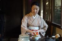 Eine typisch japanische Teezeremonie im Happoen Garten