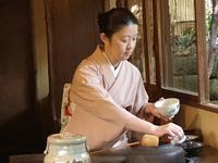 Eine typisch japanische Teezeremonie im Happoen Garten