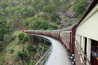 Mit dem historischen Eisenbahn in Kuranda durch den Regenwald wieder zurück nach Cairns