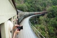 Mit dem historischen Eisenbahn in Kuranda durch den Regenwald wieder zurück nach Cairns