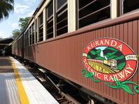 Mit dem historischen Eisenbahn in Kuranda durch den Regenwald wieder zurück nach Cairns