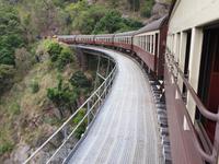 Mit dem historischen Eisenbahn in Kuranda durch den Regenwald wieder zurück nach Cairns