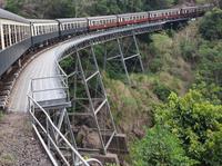 Mit dem historischen Eisenbahn in Kuranda durch den Regenwald wieder zurück nach Cairns