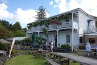 Puhoi Pub, einem der historischsten Pubs auf der Südhalbkugel, bei Auckland, Neuseeland