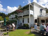 Puhoi Pub, einem der historischsten Pubs auf der Südhalbkugel, bei Auckland, Neuseeland