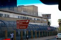 Gefängnis in Pretoria mit Wegweiser zur Freiheit