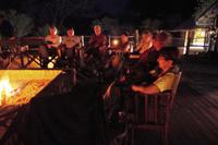 Mogothlo Lodge - am Lagerfeuer