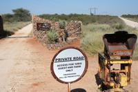 Einfahrt zur Uris Safari Lodge