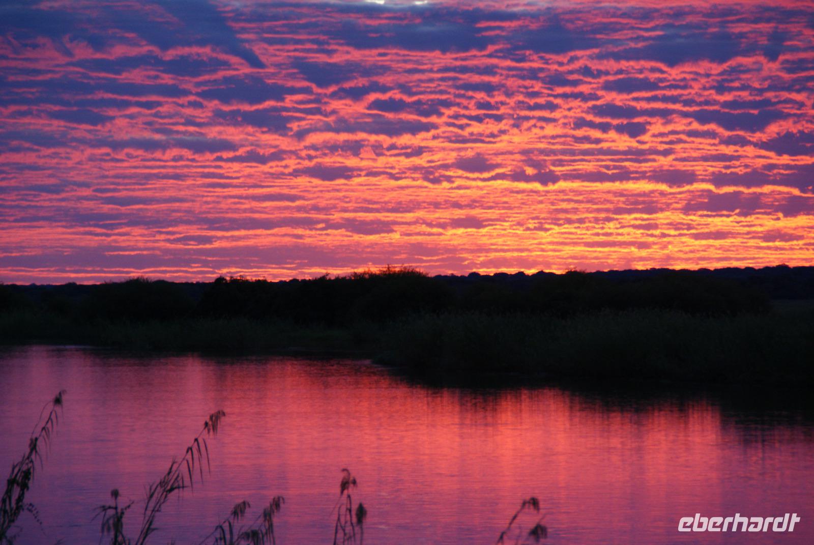 wunderschöner Sonnenuntergang auf der Hakusembe River Lodge