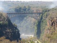 The Victoria Falls Hotel - Blick zur Eisenbahnbrücke
